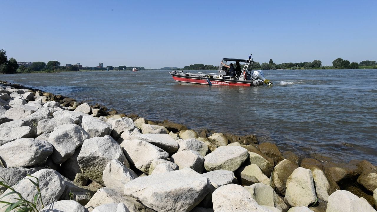 Einsatzkräfte der Feuerwehr bei der Suche nach den vermissten Mädchen auf dem Rhein bei Duisburg.