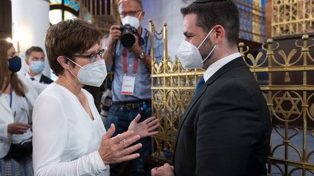 Verteidigungsministerin Annegret Kramp-Karrenbauer unterhält sich in der Leipziger Synagoge mit dem neuen Militärrabbiner Zsolt Balla. Verteidigungsministerin Annegret Kramp-Karrenbauer unterhält sich in der Leipziger Synagoge mit dem neuen Militärrabbiner Zsolt Balla.