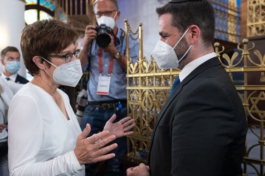 Verteidigungsministerin Annegret Kramp-Karrenbauer unterhält sich in der Leipziger Synagoge mit dem neuen Militärrabbiner Zsolt Balla.