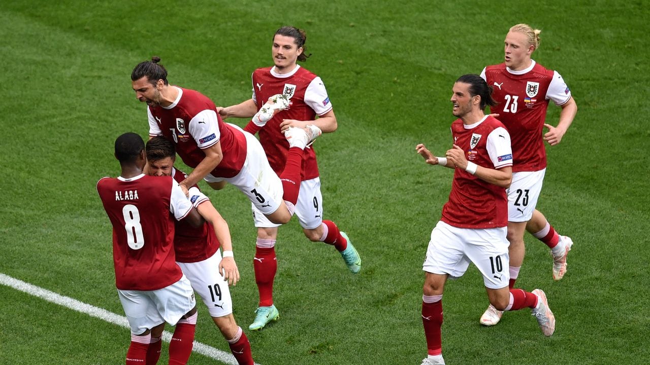 Die Österreicher feiern den Torschützen zum 1:0 gegen die Ukraine: Christoph Baumgartner (2.
