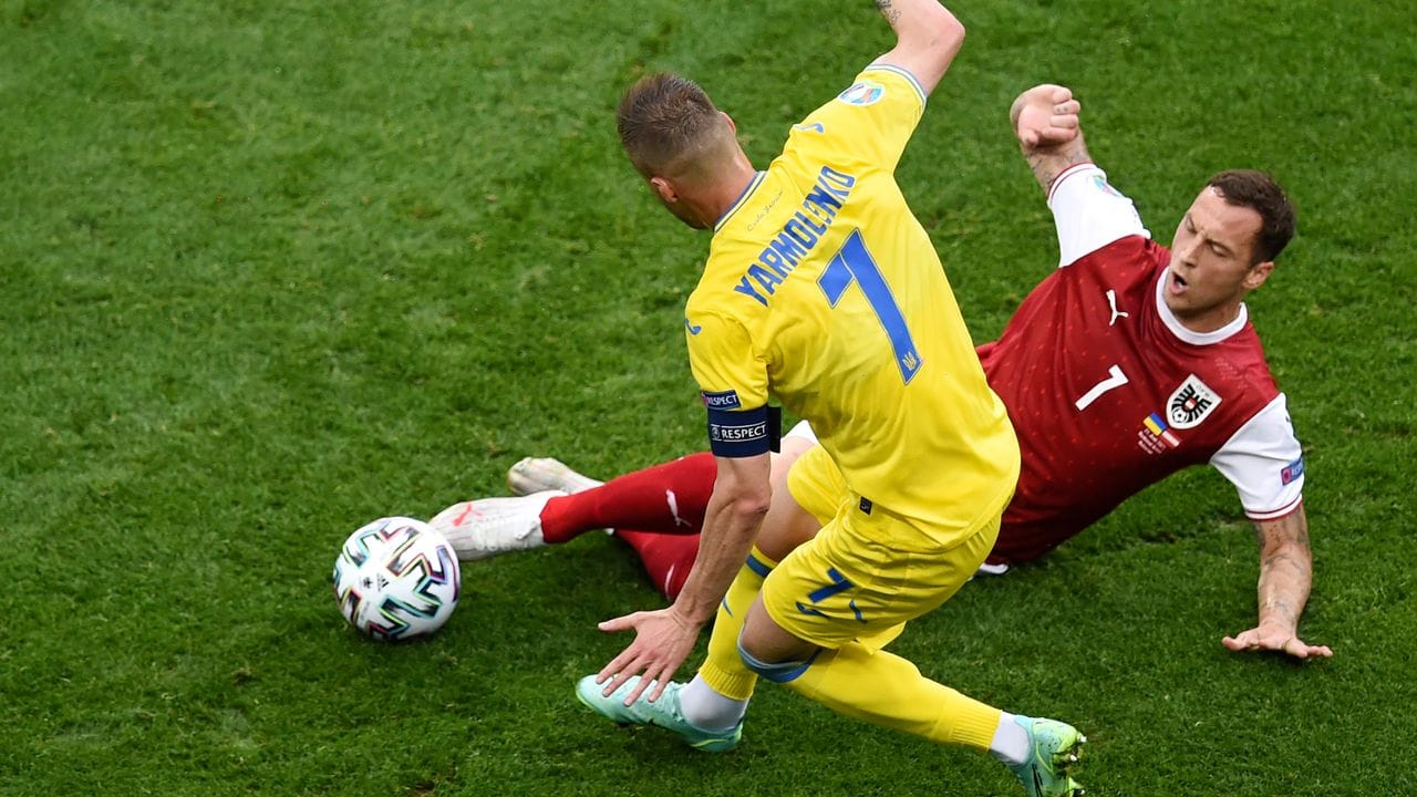 Marko Arnautovic (r) aus Österreichs und der Ukrainer Andrej Jarmolenko kämpfen um den Ball.