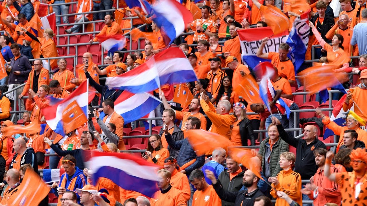 Obwohl die Niederlande von der UEFA als Gastmannschaft geführt wurde, war es natürlich ein orangenfarbenes Heimspiel für die Niederlande.