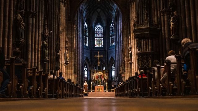 Gottesdienst in einer katholischen Kirche.
