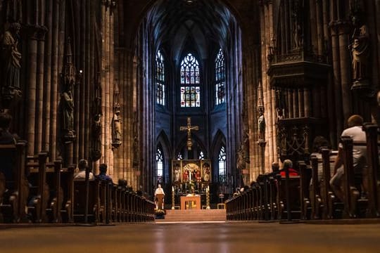 Gottesdienst in einer katholischen Kirche.
