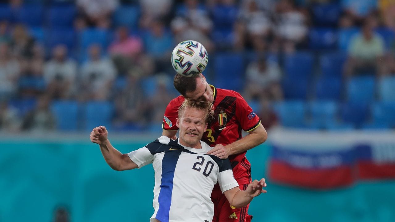 Finnlands Joel Pohjanpalo unterliegt dem Belgier Thomas Vermaelen (oben) im Kampf um den Ball.