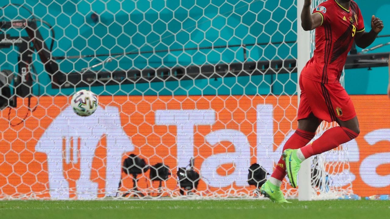 Belgiens Romelu Lukaku feiert seinen Treffer, der aber nicht anerkannt wird.