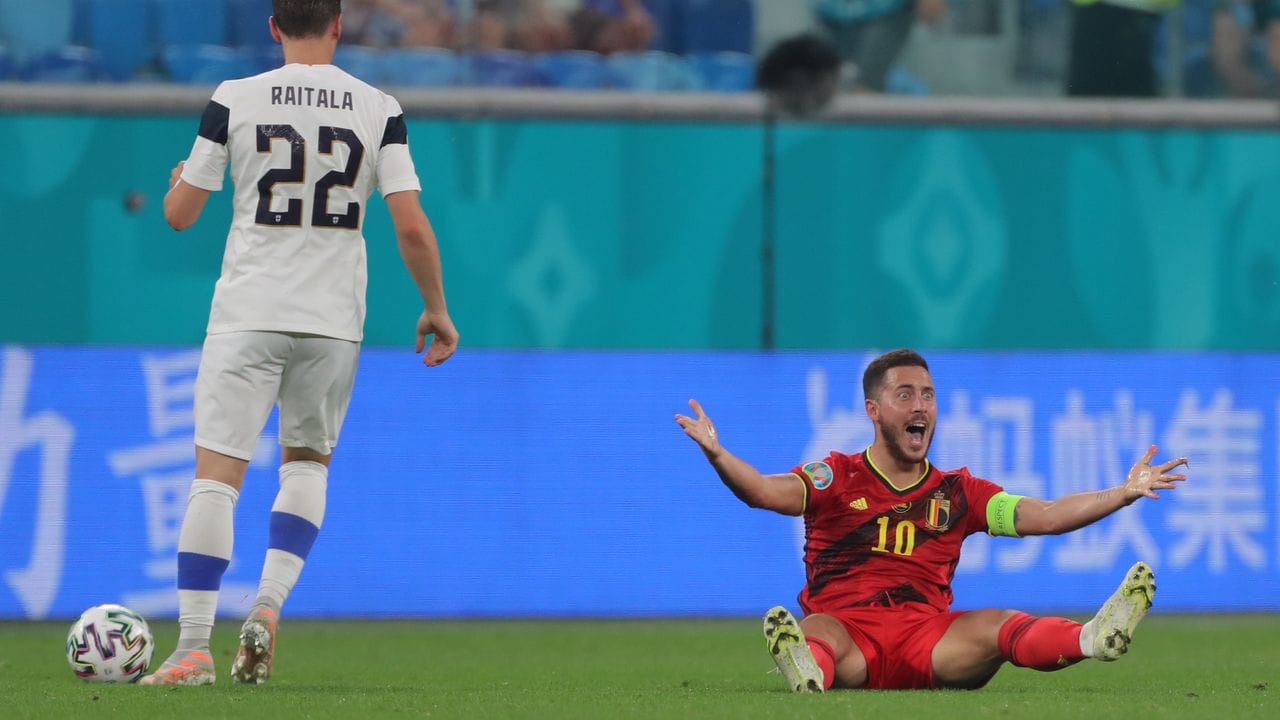 Belgiens Eden Hazard (r) sitzt am Boden und reklamiert ein Foul.