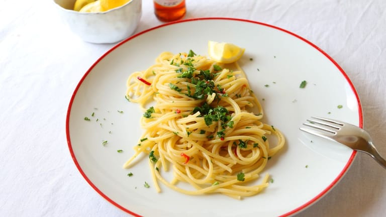 Für die Spaghetti mit garantierter Geschmacksexplosion wird Wasser in einem großen Topf zum Kochen gebracht und wenig bis gar nicht gesalzen, da die Colatura bereits sehr salzig ist.