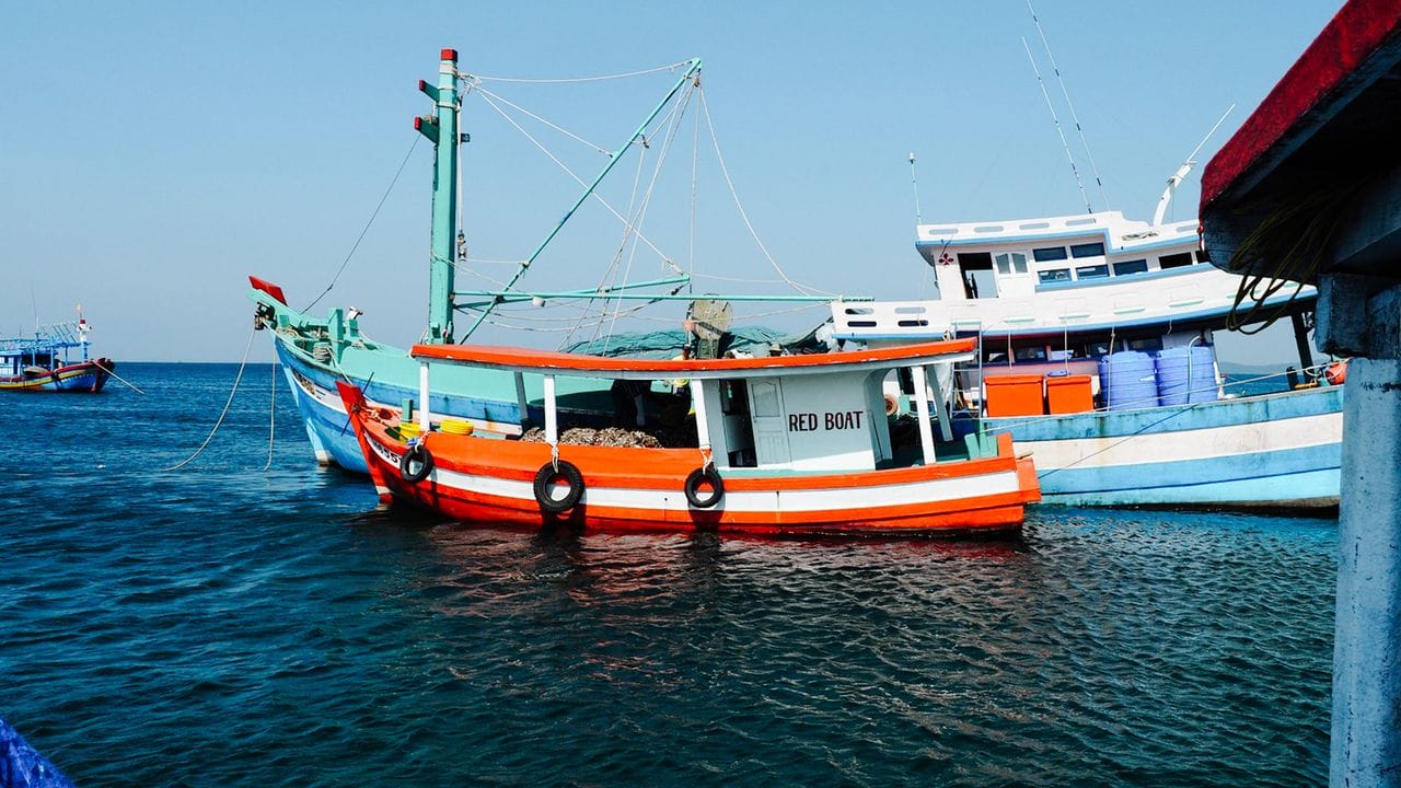 Die Fischfang-Boote vor der Insel Phu Quoc in Vietnam. Dort wird seit über 200 Jahren "Nuoc Mam" – übersetzt "Fischwasser" - hergestellt.