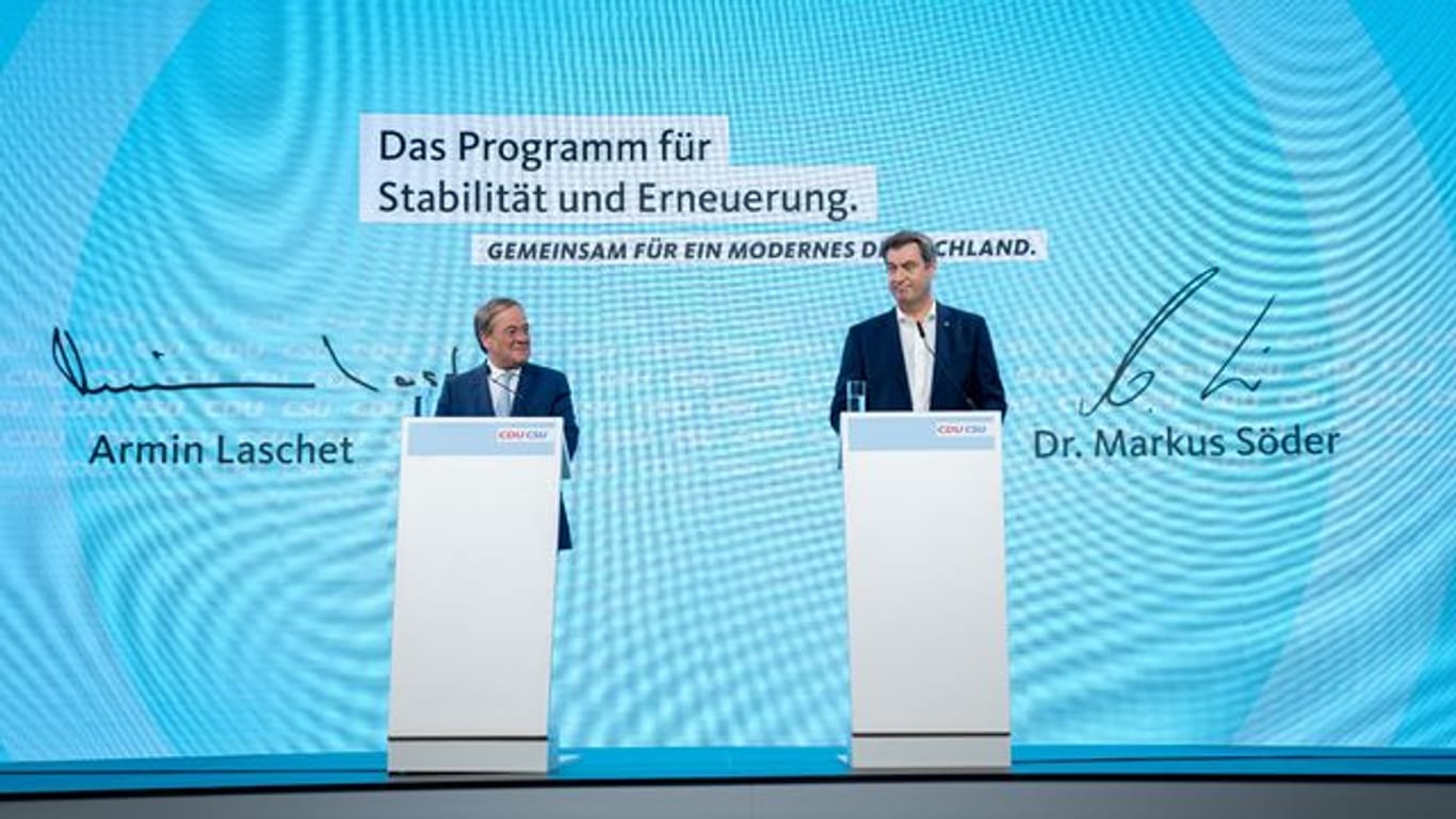 CDU-Chef Armin Laschet und CSU-Chef Markus Söder stellen das Programm für die Bundestagswahl vor: Die Union liegt Umfragen zufolge in der Wählergunst weiterhin vorne.