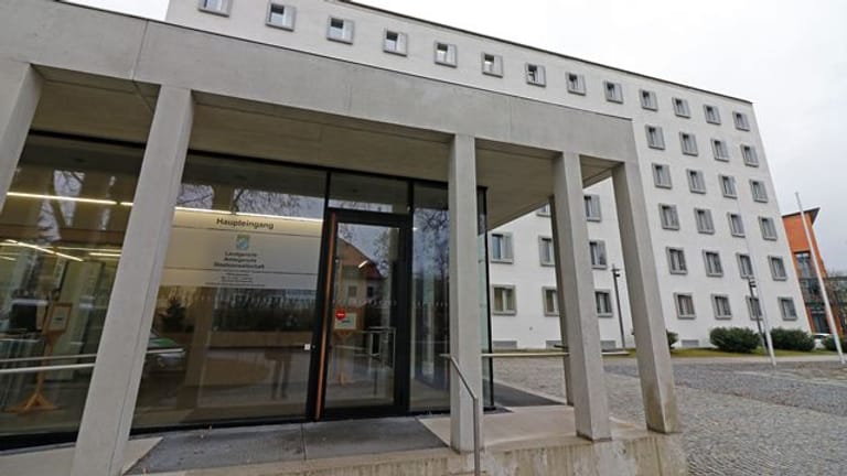 Am Landgericht in Traunstein findet der Prozess um Vergewaltigungen auf einer Schultoilette statt.
