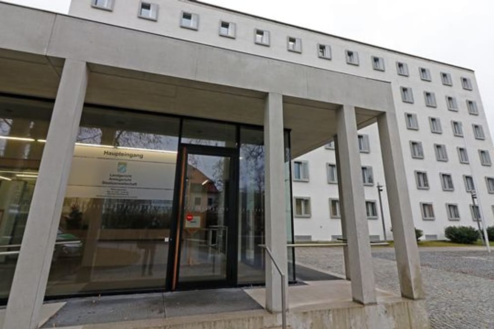 Am Landgericht in Traunstein findet der Prozess um Vergewaltigungen auf einer Schultoilette statt.
