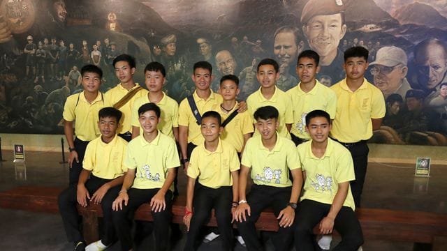 Die 12 Jungs der Fußballmannschaft der "Wildschweine" aus Mae Sai und ihr ehemalige Fußballtrainer Ekkapol Chanthawong (4. Die 12 Jungs der Fußballmannschaft der "Wildschweine" aus Mae Sai und ihr ehemalige Fußballtrainer Ekkapol Chanthawong (4.