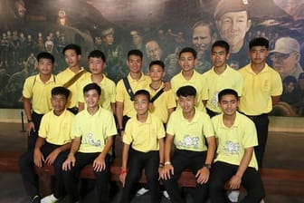 Die 12 Jungs der Fußballmannschaft der "Wildschweine" aus Mae Sai und ihr ehemalige Fußballtrainer Ekkapol Chanthawong (4.
