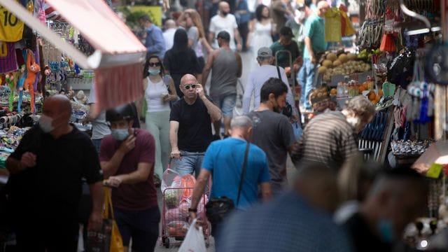 Erst vor kurzem ist die Maskenpflicht im Freien in Israel aufgehoben worden. Erst vor kurzem ist die Maskenpflicht im Freien in Israel aufgehoben worden.