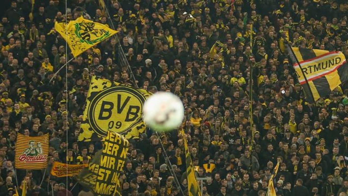 Dortmunder Fans auf der Südtribüne.