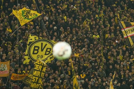 Dortmunder Fans auf der Südtribüne.