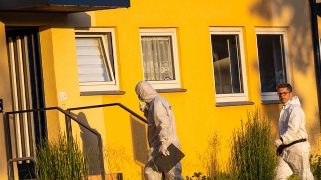 Mitarbeiter der Spurensicherung der Polizei am Tatort in Espelkamp.