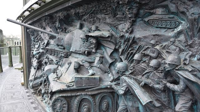 Die neue russische Militärkirche in der Nähe von Moskau, an der außen zahlreiche Reliefs mit kämpfenden Soldaten und von Panzern im Zweiten Weltkrieg zu sehen sind.