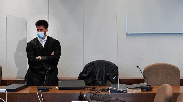 Rechtsanwalt Goetze wartet bei Prozessbeginn auf den Angeklagten.