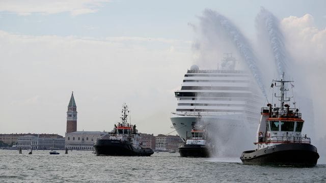 Das erste Kreuzfahrtschiff, das Venedig seit der Pandemie angefahren hat.