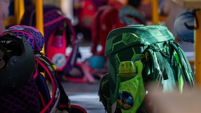 Dank sinkender Corona-Zahlen soll möglichst bald wieder Normalität an Deutschlands Schulen herrschen. Dank sinkender Corona-Zahlen soll möglichst bald wieder Normalität an Deutschlands Schulen herrschen.