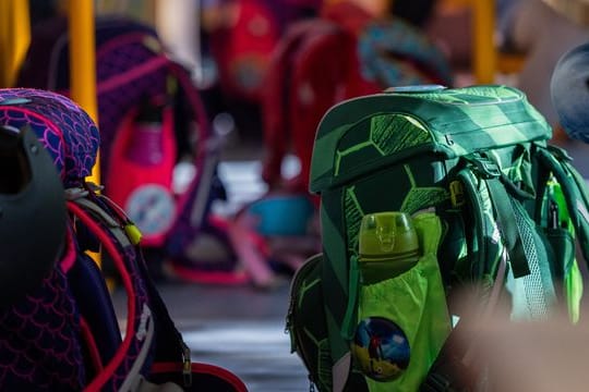 Dank sinkender Corona-Zahlen soll möglichst bald wieder Normalität an Deutschlands Schulen herrschen.