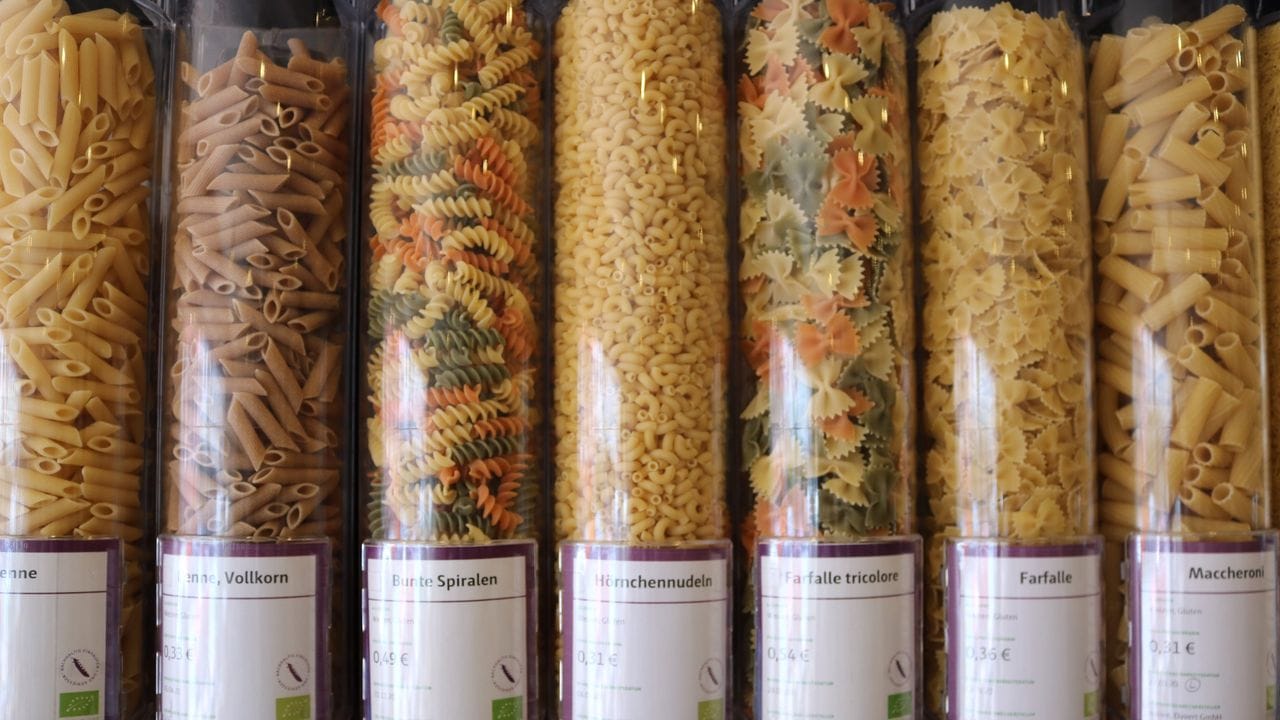 Im Unverpacktladen werden die Nudeln erst abgefüllt - und dann an der Kasse gewogen. Im Unverpacktladen werden die Nudeln erst abgefüllt - und dann an der Kasse gewogen.