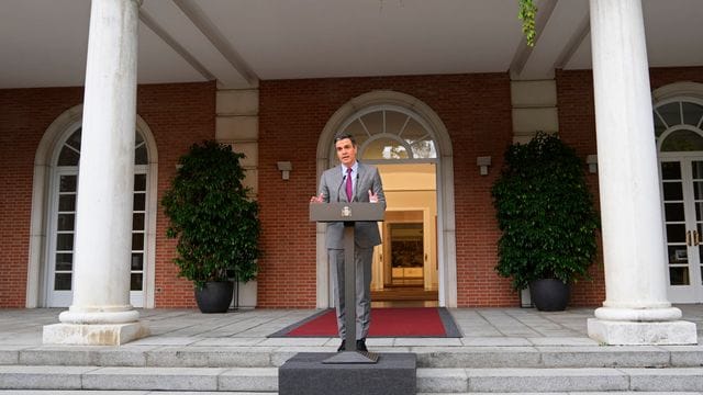 Spaniens Ministerpräsident Pedro Sánchez erklärt die Gründe für die Begnadigungen, die das Kabinett den neun hinter Gittern sitzenden Anführer der Unabhängigkeitsbewegung der Konfliktregion Katalonien gewährt hat. Spaniens Ministerpräsident Pedro Sánchez erklärt die Gründe für die Begnadigungen, die das Kabinett den neun hinter Gittern sitzenden Anführer der Unabhängigkeitsbewegung der Konfliktregion Katalonien gewährt hat.