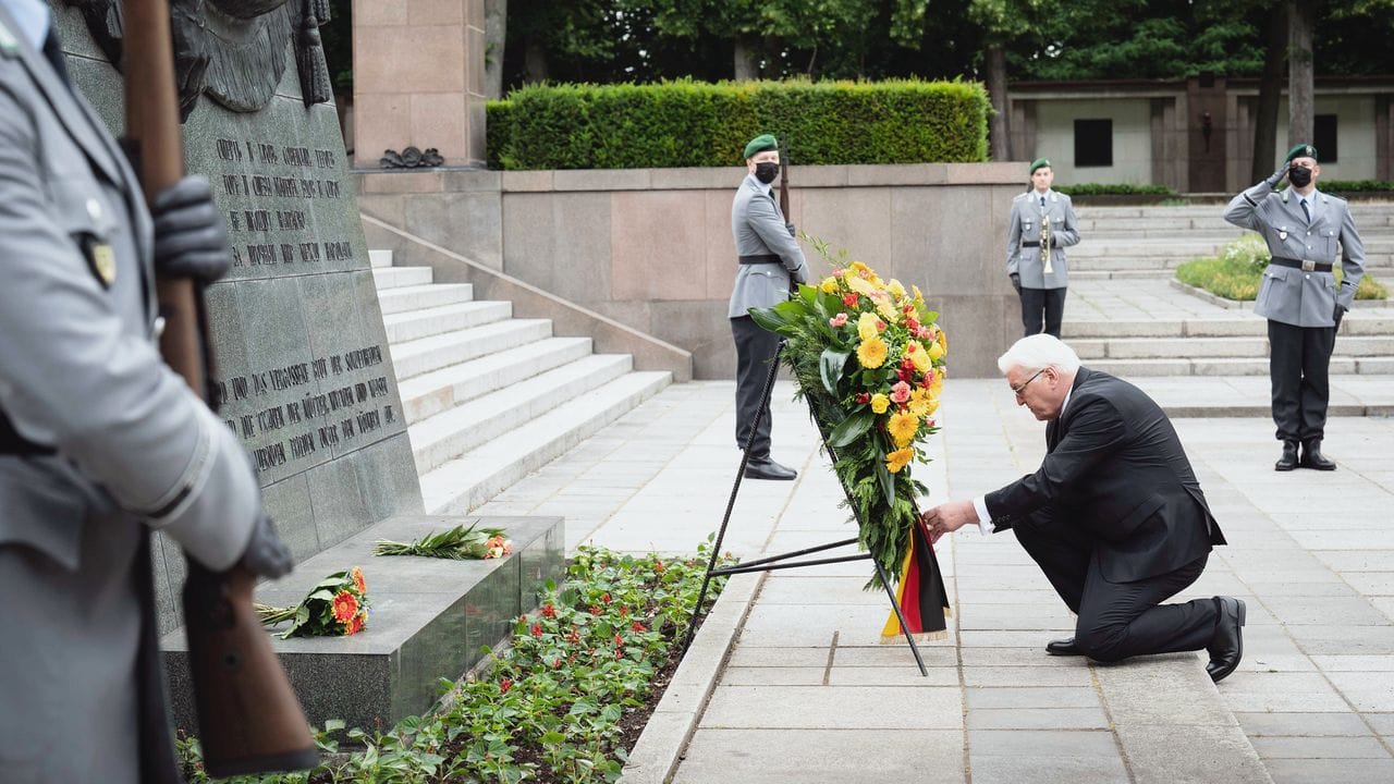 Am sowjetischen Ehrenmal Schönholzer Heide in Berlin legt Bundespräsident Frank-Walter Steinmeier zum Gedenken an den 80.