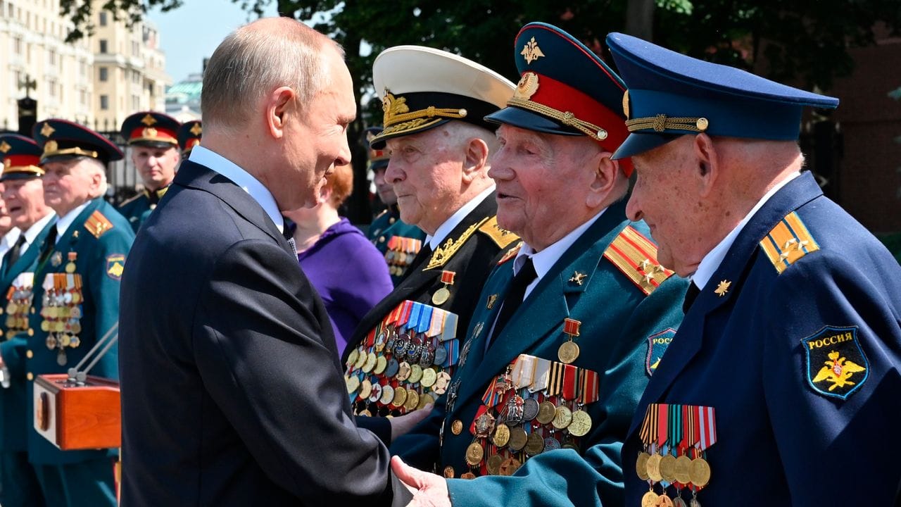 Russlands Präsident Wladimir Putin im Gespräch mit Veteranen des Zweiten Weltkriegs.