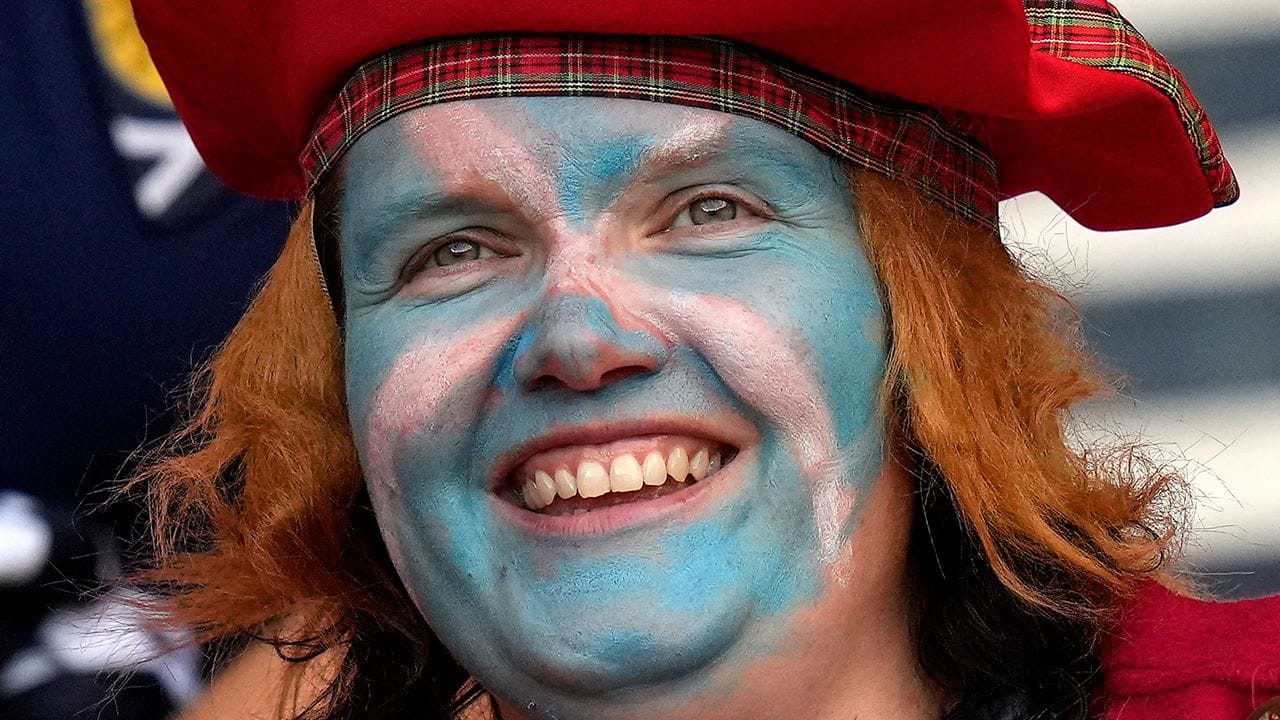 Ein schottischer Fan freut sich vor Anpfiff auf die Partie.