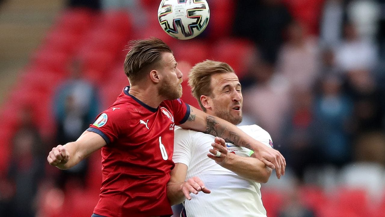 Englands Harry Kane (r) im Kampf um den Ball gegen Tomas Kalas aus Tschechien.