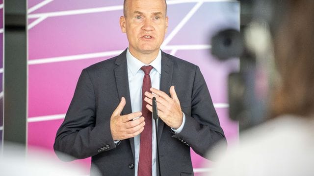 "Wir arbeiten da dran, dass das nicht passiert", verspricht Unionsfraktionschef Ralph Brinkhaus in Bezug auf mögliche neue Schulschließungen in der Pandemie.