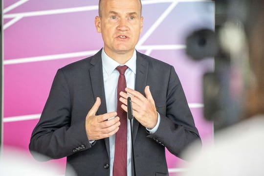 "Wir arbeiten da dran, dass das nicht passiert", verspricht Unionsfraktionschef Ralph Brinkhaus in Bezug auf mögliche neue Schulschließungen in der Pandemie.