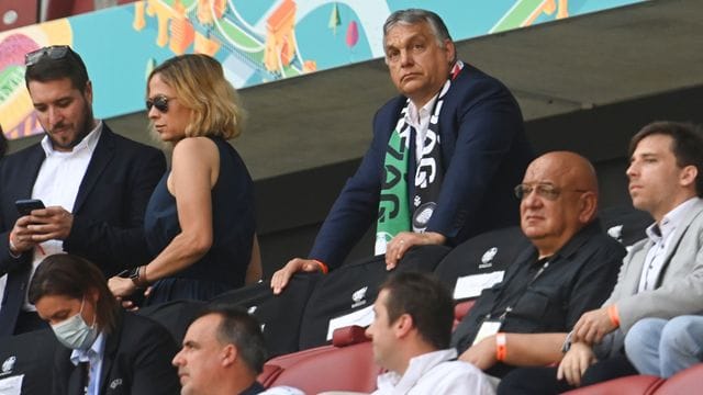 "Ob das Münchner Fußballstadion oder ein anderes europäisches Stadion in Regenbogenfarben leuchtet, ist keine staatliche Entscheidung", findet Ungarns Ministerpräsident Viktor Orban. "Ob das Münchner Fußballstadion oder ein anderes europäisches Stadion in Regenbogenfarben leuchtet, ist keine staatliche Entscheidung", findet Ungarns Ministerpräsident Viktor Orban.