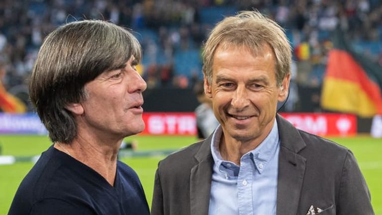 Jürgen Klinsmann (r) lobt Bundestrainer Joachim Löw.