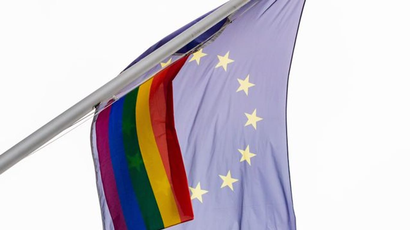 An der Vertretung der Europäischen Kommission in Berlin weht eine Regenbogenflagge neben der Flagge der Europäischen Union.