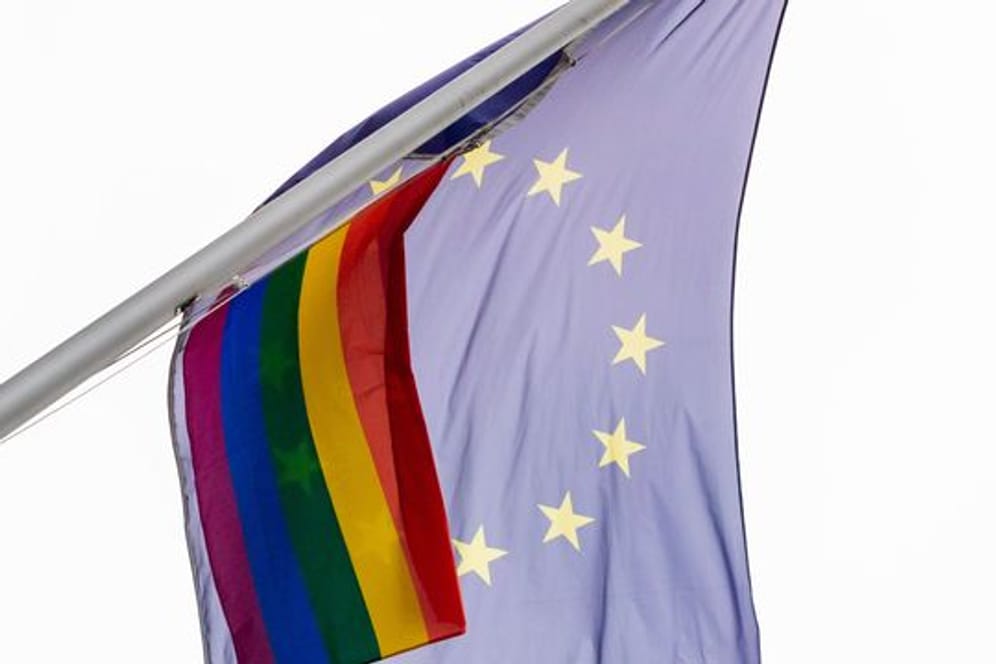 An der Vertretung der Europäischen Kommission in Berlin weht eine Regenbogenflagge neben der Flagge der Europäischen Union.