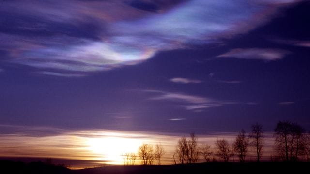 Das Bild zeigt stratosphärische Wolken über Kiruna in der Arktis.