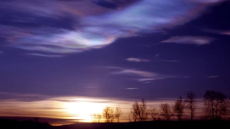 Das Bild zeigt stratosphärische Wolken über Kiruna in der Arktis.