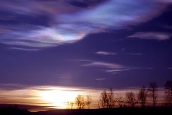 Das Bild zeigt stratosphärische Wolken über Kiruna in der Arktis.