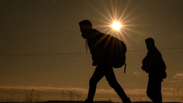 Basierend auf Zeugenaussagen geht Amnesty davon aus, dass im Grenzgebiet zwischen Griechenland und der Türkei allein zwischen Juni und Dezember 2020 mindestens 1000 Migranten von "rechtswidrigen Operationen" betroffen waren. Basierend auf Zeugenaussagen geht Amnesty davon aus, dass im Grenzgebiet zwischen Griechenland und der Türkei allein zwischen Juni und Dezember 2020 mindestens 1000 Migranten von "rechtswidrigen Operationen" betroffen waren.