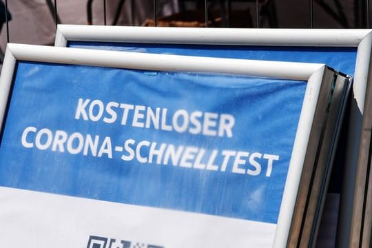 Bisher gab es für Teststellen bis zu 18 Euro pro Test - nach Betrugsverdachtsfällen wird die Vergütung gekürzt.