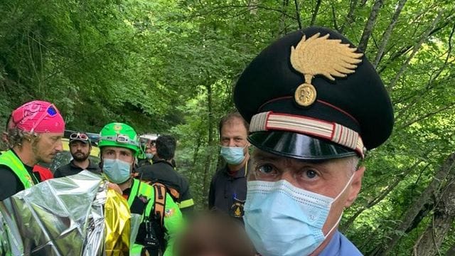 Gut ausgegangen: Ein Carabinieri hält den kleinen 21 Monate alten Jungen im Arm. Gut ausgegangen: Ein Carabinieri hält den kleinen 21 Monate alten Jungen im Arm.