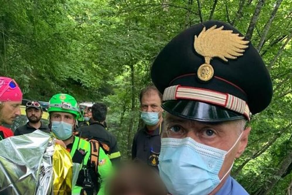 Gut ausgegangen: Ein Carabinieri hält den kleinen 21 Monate alten Jungen im Arm.