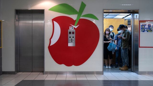 Die prodemokratische Zeitung "Apple Daily" existiert seit 26 Jahren und hatte zuletzt eine Auflage von 80. Die prodemokratische Zeitung "Apple Daily" existiert seit 26 Jahren und hatte zuletzt eine Auflage von 80.