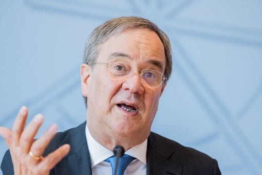 "Dass sie die populärste Politikerin ist, verstehe ich", sagt Unions-Kanzlerkandidat Armin Laschet über die scheidende Bundeskanzlerin Angela Merkel.