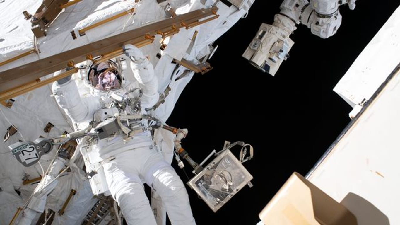 Der ESA-Astronaut Luca Parmitano ist an der Internationalen Raumstation angebunden, während er während eines Weltraumspaziergangs, der 6 Stunden und 16 Minuten dauerte, thermische Reparaturen am Alpha Magnetic Spectrometer, einem Detektor für dunkle Materie und Antimaterie, abschließt.