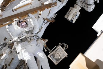 Der ESA-Astronaut Luca Parmitano ist an der Internationalen Raumstation angebunden, während er während eines Weltraumspaziergangs, der 6 Stunden und 16 Minuten dauerte, thermische Reparaturen am Alpha Magnetic Spectrometer, einem Detektor für dunkle Materie und Antimaterie, abschließt.